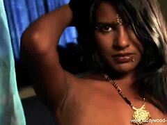 可爱的印度妈妈在业余视频中手淫