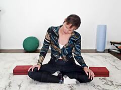 体验奥罗拉瑜伽大师在第七节课上