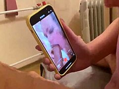 一个有着大阴茎的真正不忠的妻子在她的丈夫拍摄时在电话里被了脸