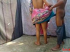 业余的孟加拉女郎穿着粉红色沙里在网络摄像头上变得皮