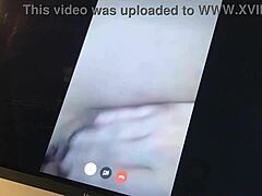 一个成熟的西班牙熟女在网络摄像头上耀她的舌头后得到了内射