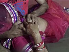 年轻的印度妻子在自制的色情视频中享受激烈的操和口交